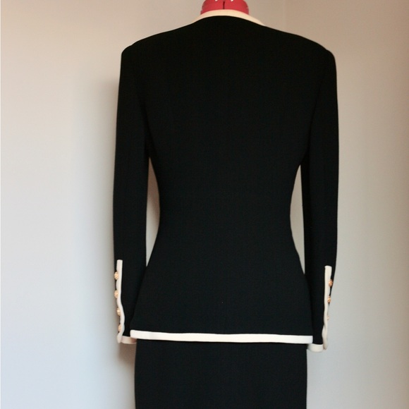 Vintage Chanel skirt suit - Picture 6 of 9